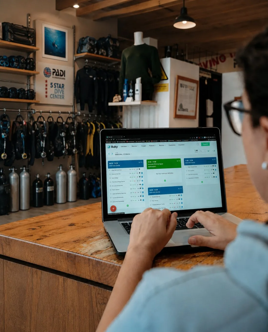 Factura electrónica Verifactu emitida con Buky — software para centros de buceo